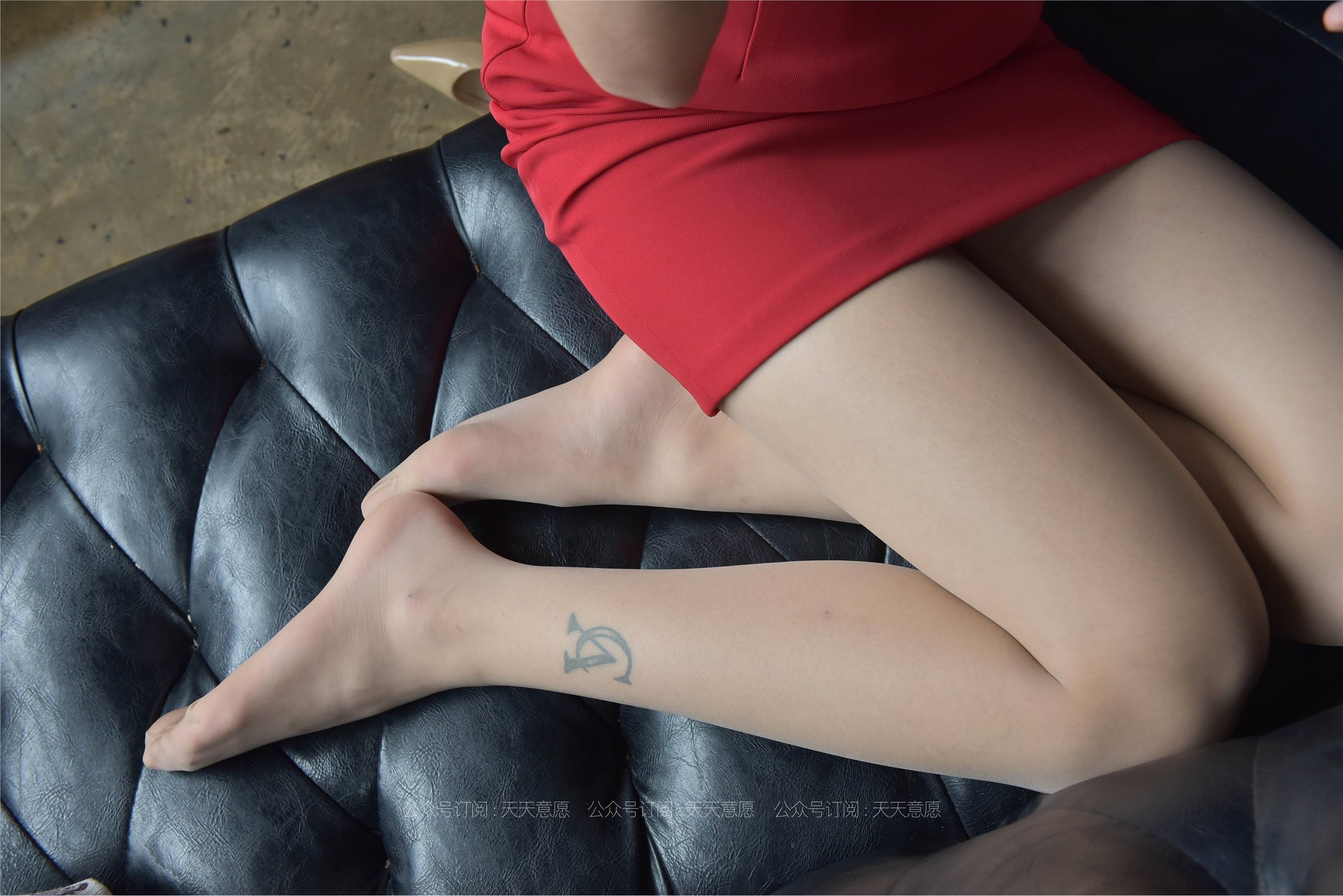 IESS异思趣向 - 模特：潇潇《红裙职业装展示》